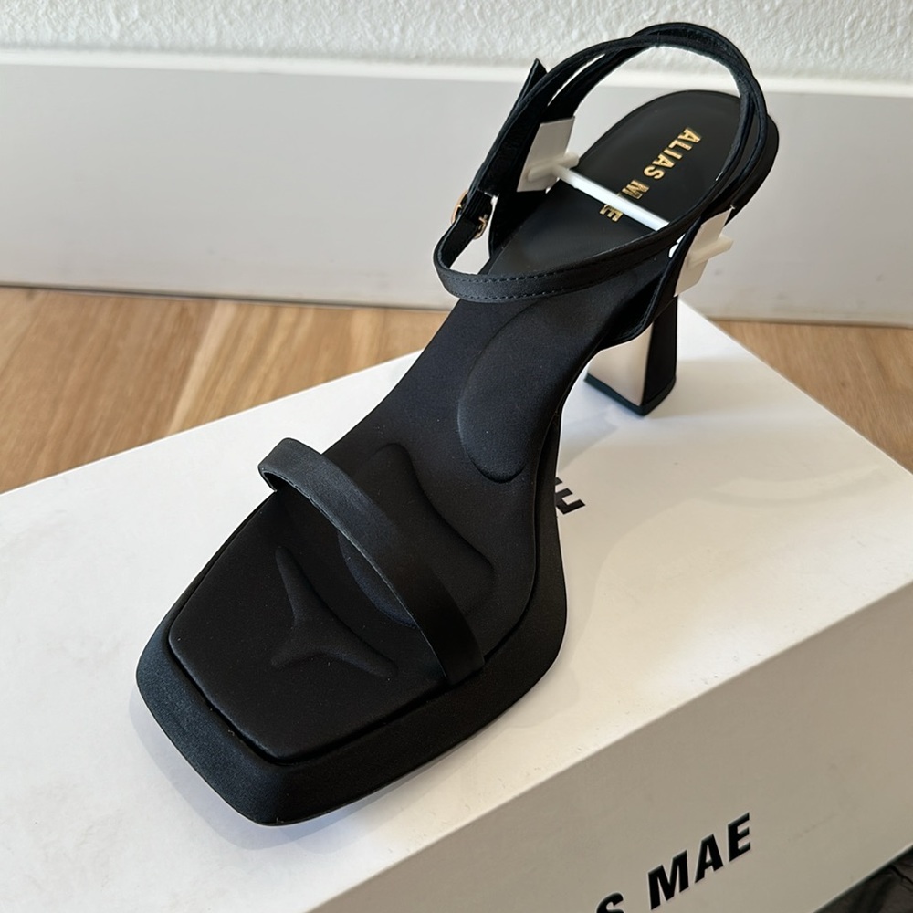 NEW Alias Mae Kelsey in Black size 40